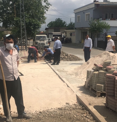 Yeşildemirler Caddesindeki kaldırıma yapılan renkli kilit taşı döşeme çalışmaları